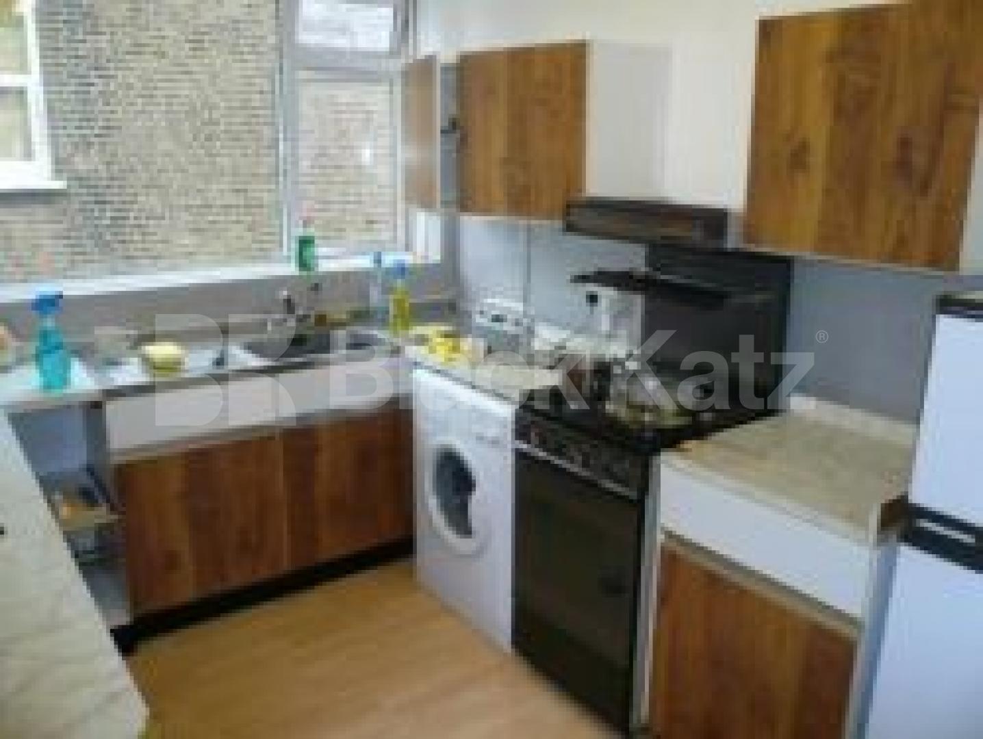 			VIEWINGS HIGHLY RECOMMENDED!!!, 2 Bedroom, 1 bath, 1 reception Flat			 Newnham road, WOOD GREEN N22